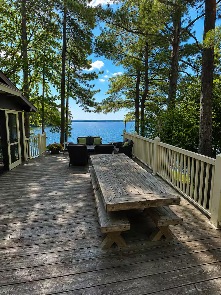 Classic Lake Muskoka Cottage photo 2